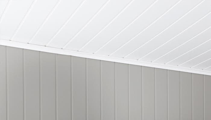 Treplate på vegg med paneltak.