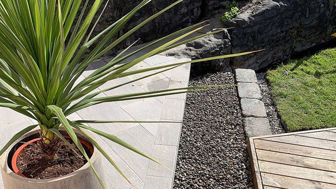 Uterom med steinheller, pyntestein og kantstein fra Aaltvedt Betong.