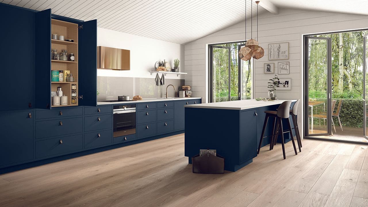 Blått kjøkken med stor kjøkkenøy.