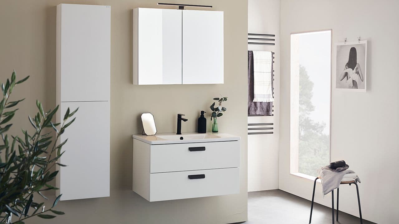 Hvitt hyttebad med hvite baderomsmøbler.