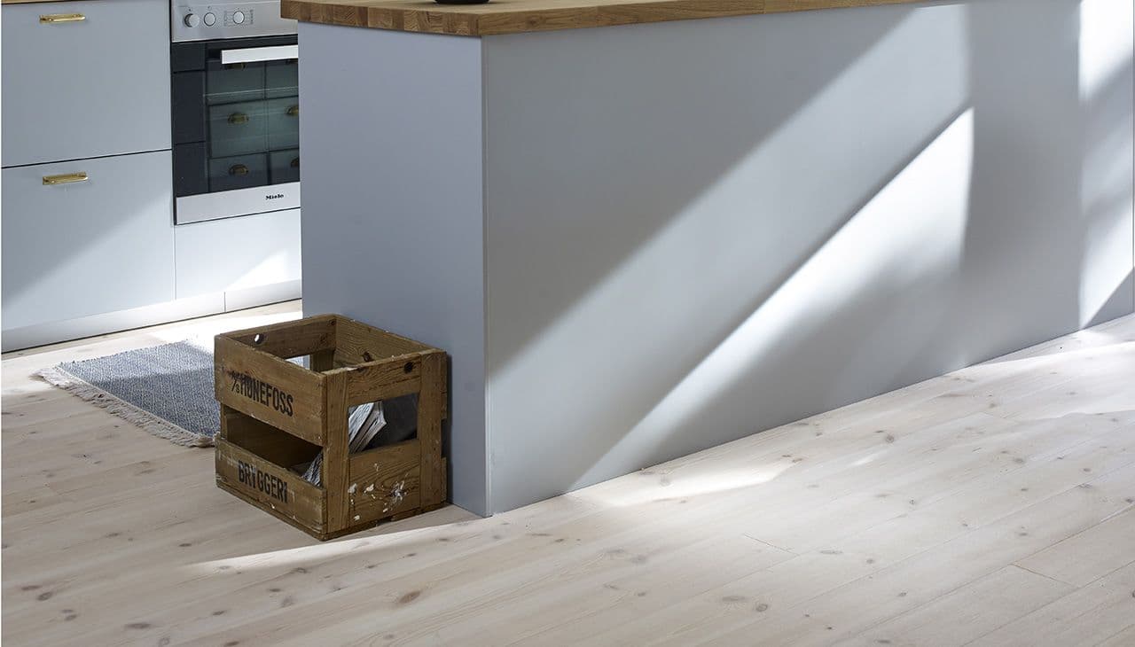 Kjøkken med heltre furugulv.