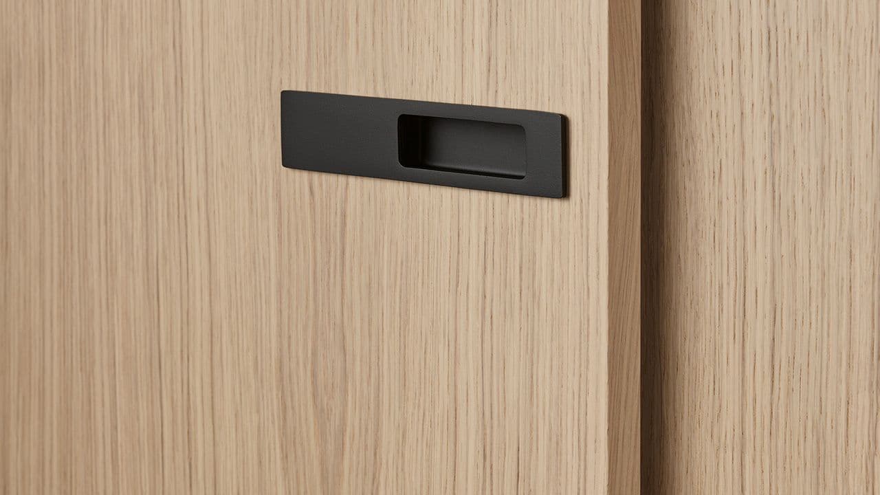 Skyvedør i eik med svarte detaljer.
