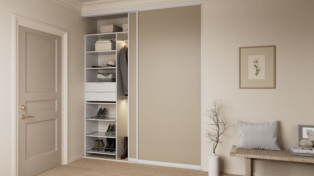 Beige skyvedørsgarderobe i beige rom.
