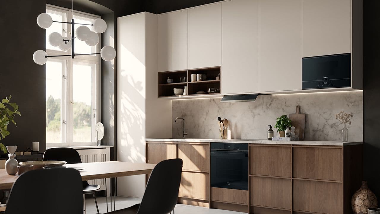 Integrert ventilator i kjøkken med kombinasjon av fronter i hvitt og treverk.