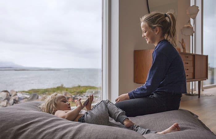 Barn i sakkosekk og vindu med selvrensende vindusglass.