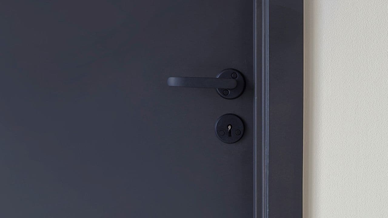 Dørhåndtak som er malt sort med Quick Bengalack.