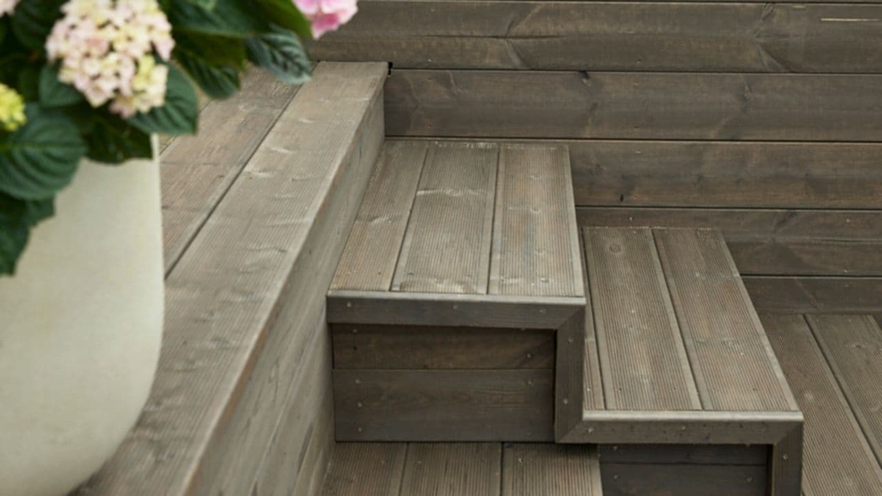 Trapp fra terrassen til hagen med MøreRoyal terrassebord