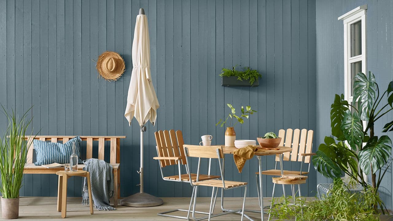 Hus malt i fargen 4252 Kjønnrøk Dempet og vindu malt i fargen 1024 Tidløs fra Jotun.