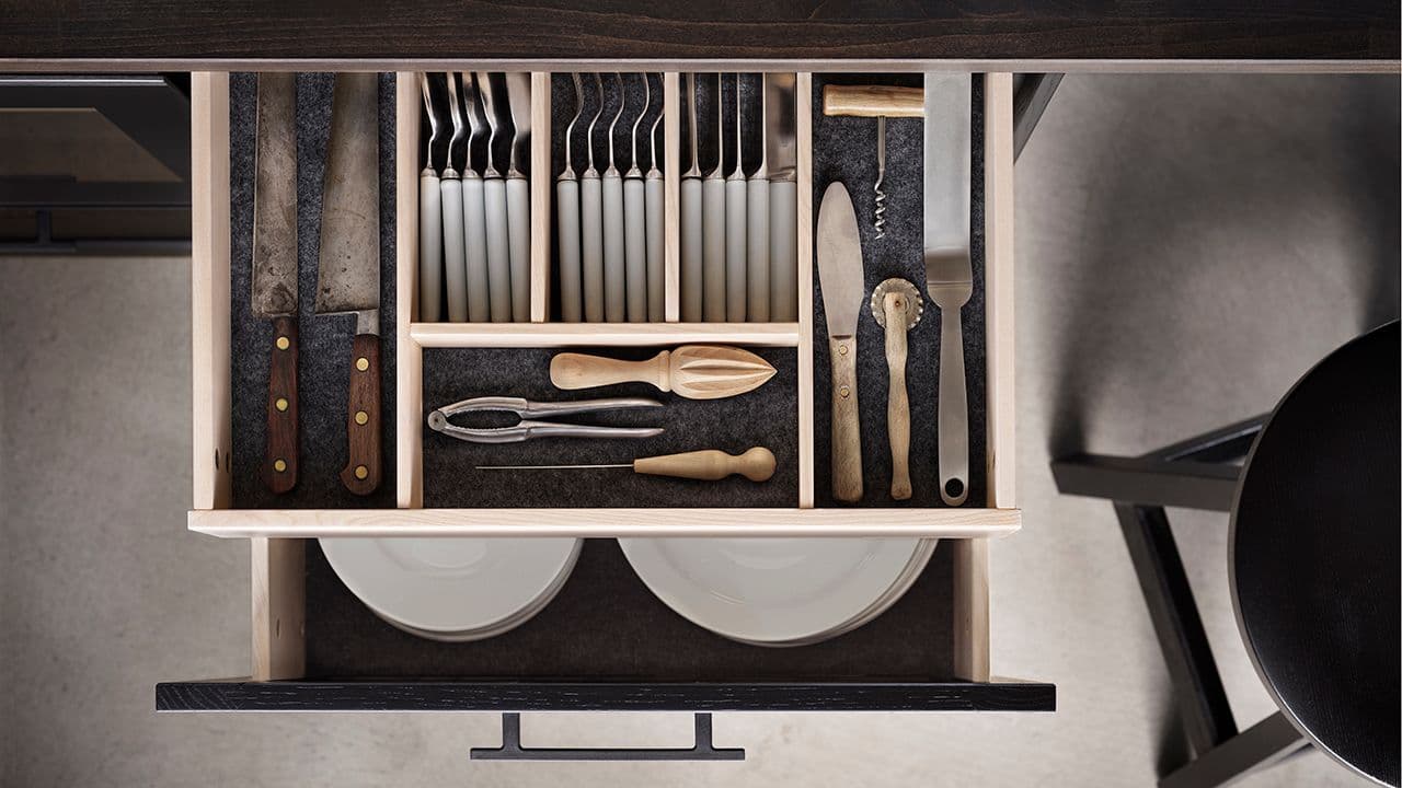 Mørkt kjøkken med smart skuff i skuff-løsning.