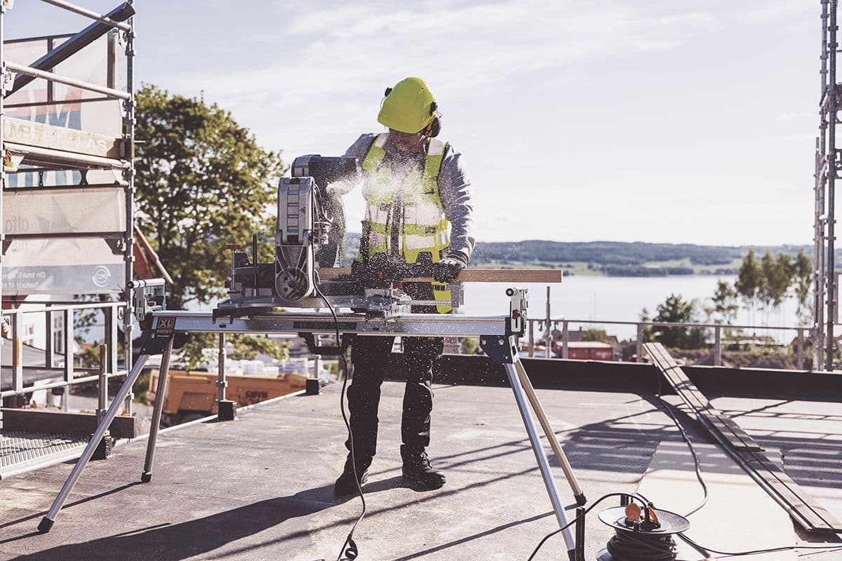snekker sager materialer utendørs med en bordsag