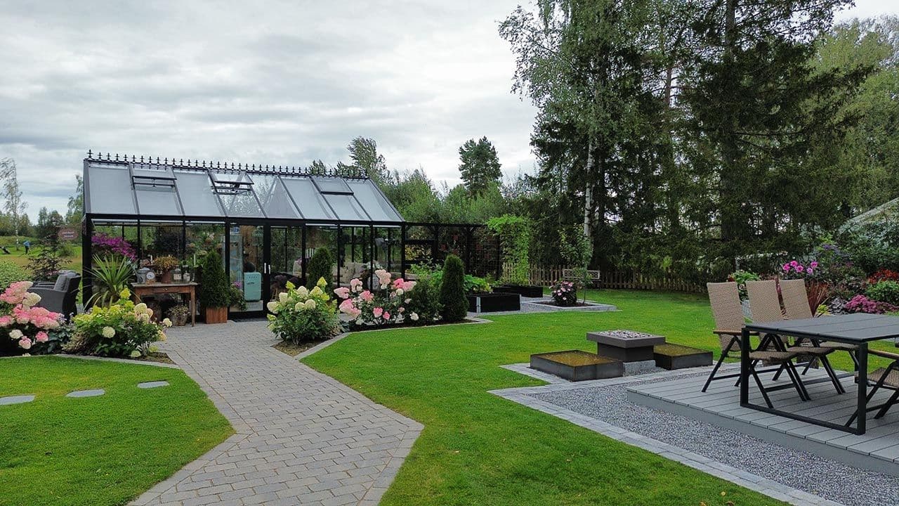 Hage med ulike soner hvor bed og plen hjelper med drenering av hage.