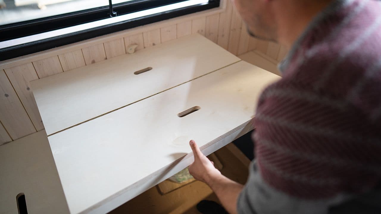 Sitteplass i hytte med utfellbart bord.