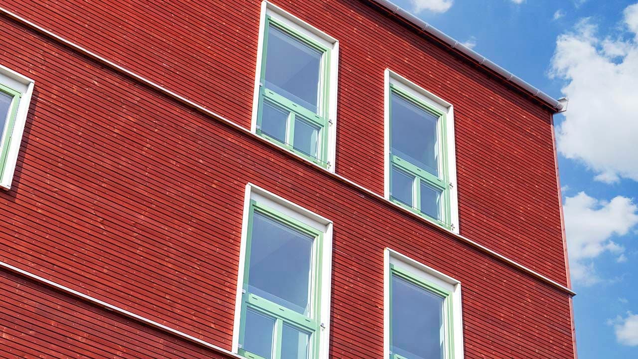 TRYR fabrikkbehandlet kledning i rødt.