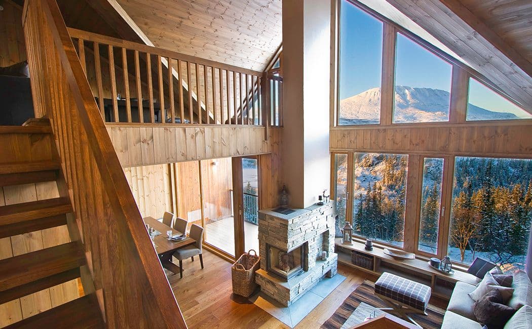 Innvendig panel hytte med vegg og himling i samme materialer.