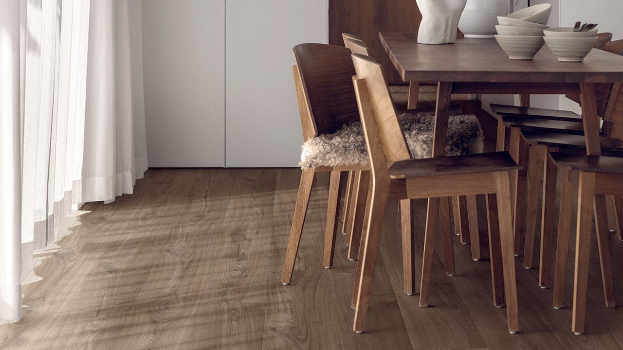 Trondheim laminatgulv fra Pergo i mørk eik i spisestue.