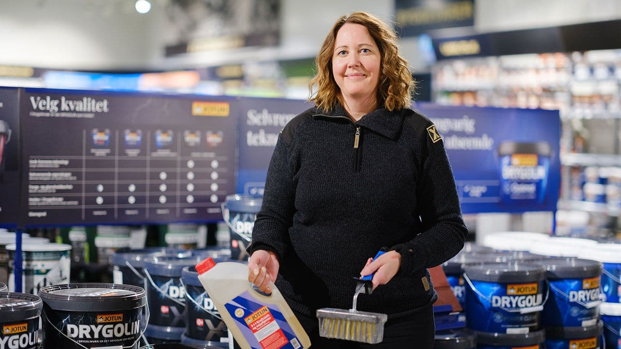 Anne Veland hos XL-BYGG Ryfylke viser krafvask og kost for å vaske huset før maling.