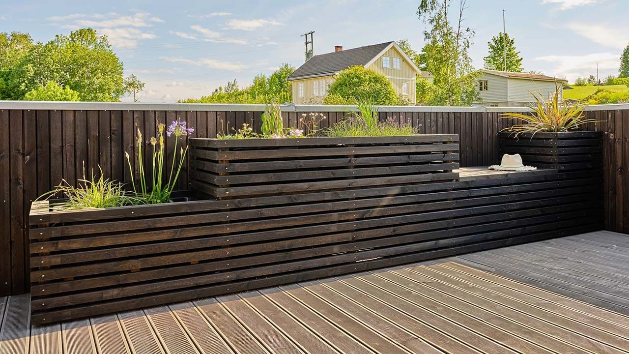 Blomsterkasse bygget av lekter.