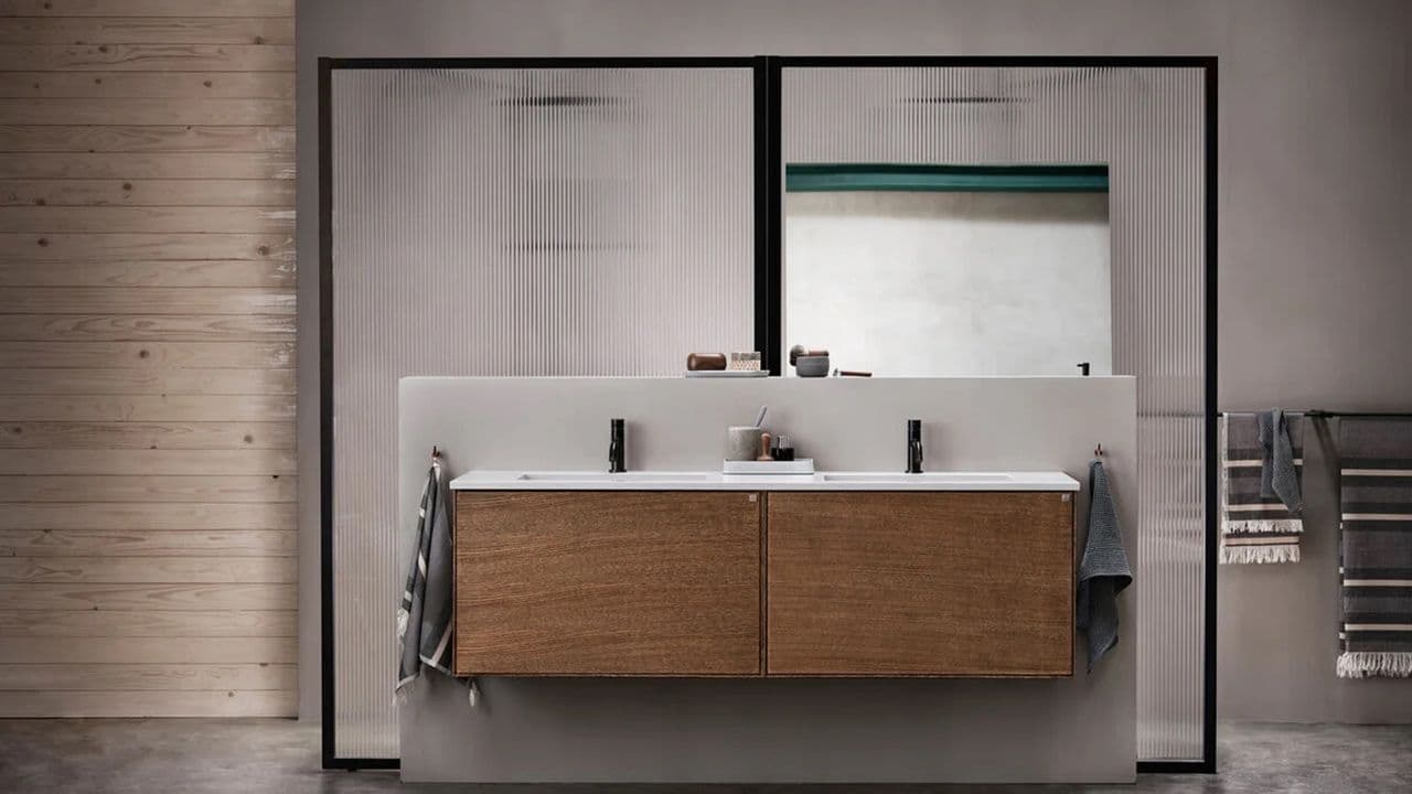 Bad med Vanity baderomsmøbel i eik beis lysebrun fra Drømmekjøkkenet.