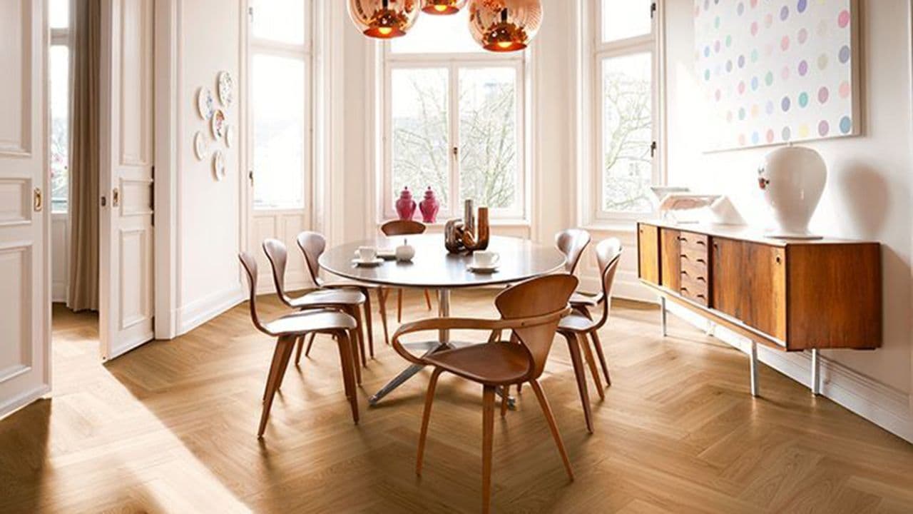 Fiskebensmønstret parkett i herskapelig spisestue.