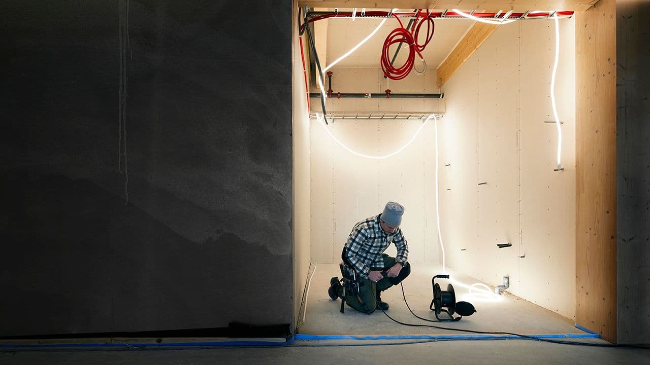 Lyslist med LED arbeidslys på byggeplass.