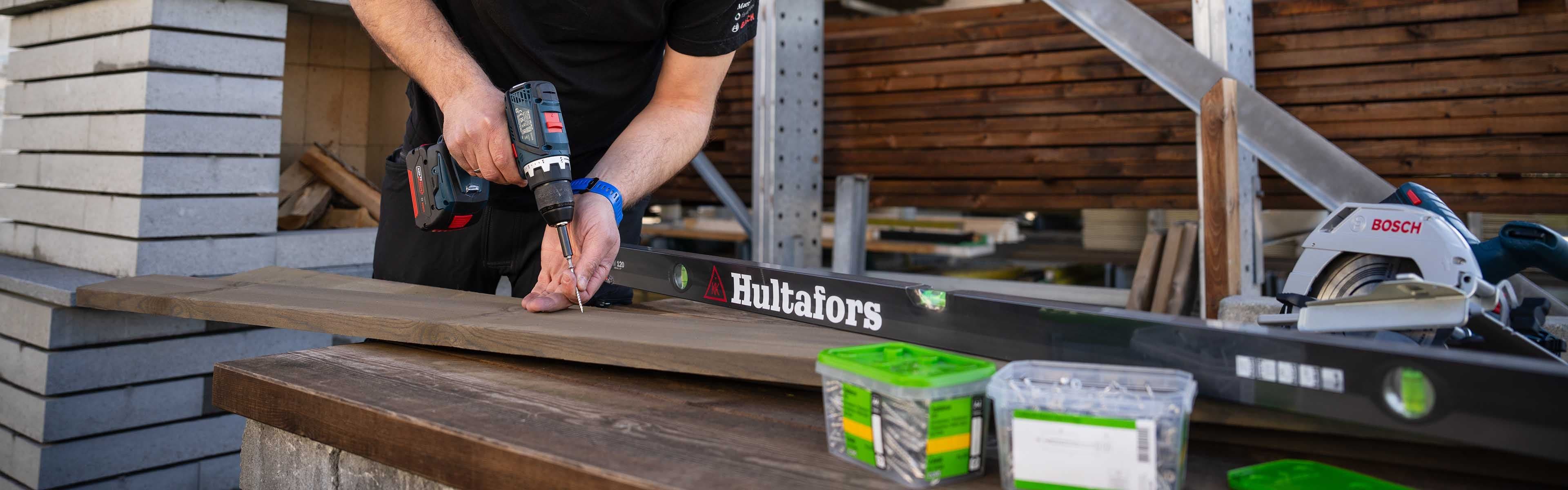 Samlebilde av verktøyene du trenger for å bygge terrasse.