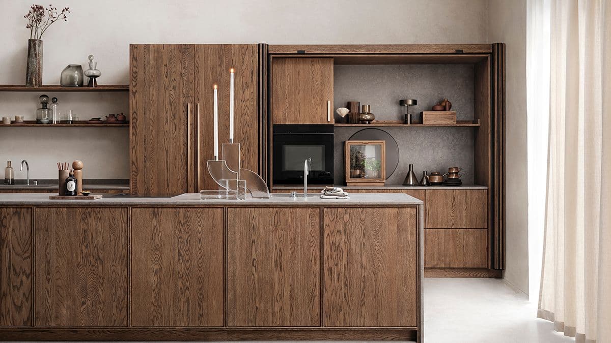kjøkken fra Drømmekjøkkenet i modellen Wood Eik mørkoljet med pocketdører som er helt åpne