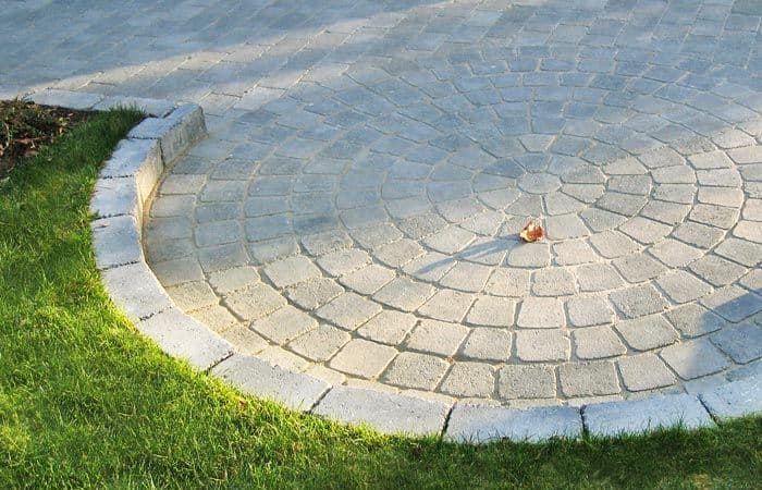 Innkjørsel med belegningsstein fra Asak i sirkelmønster.