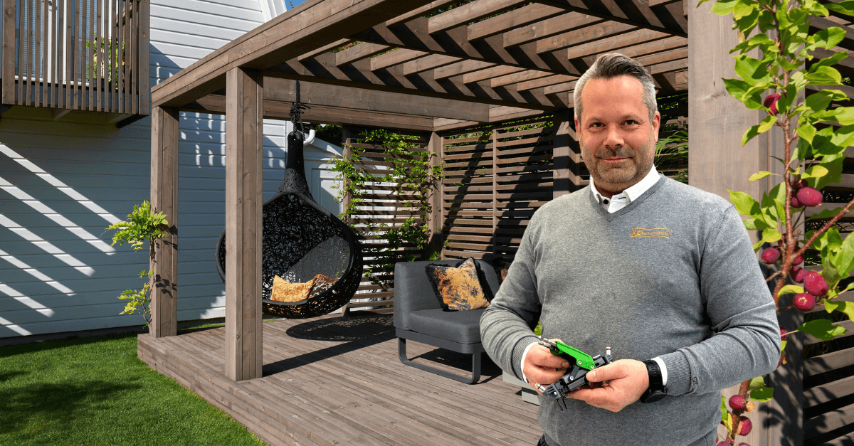 Inspirerende terrasse med hengestol, lekter og pergola fra Talgø MøreRoyal. Sten Thomas Uteng fra XL-BYGG i forkant.