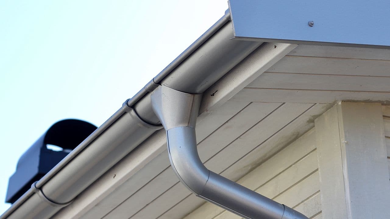 Renset takrenne på hvitt hus.