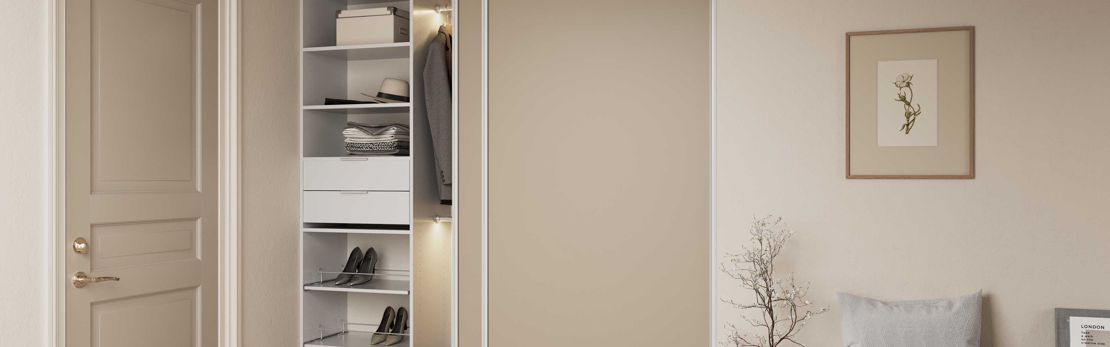 Garderobe med beige skyvedør i beige rom.