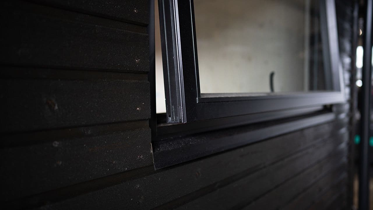 Kledning fra Bergene Holm og halvåpent vindu på DNT hytte på hjul.