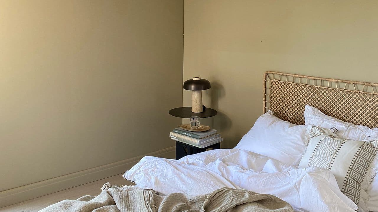 Soverom med veggplater i fargen Dempet Savanne.