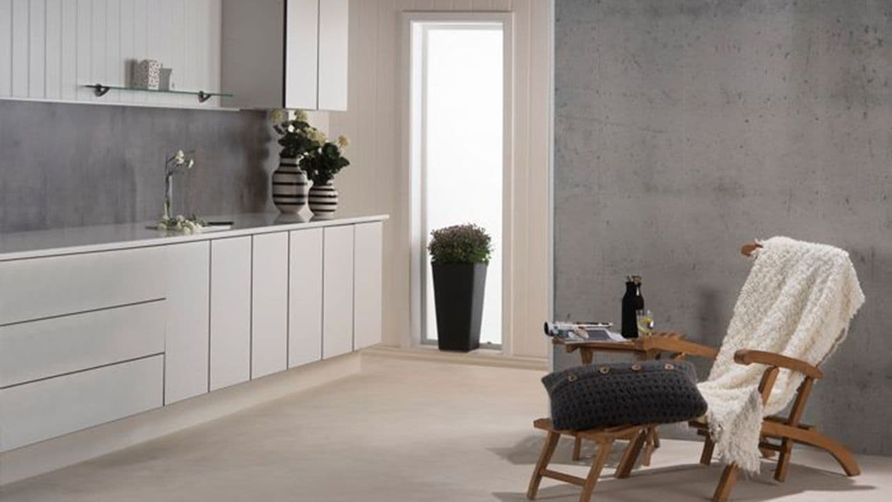 Kjøkken med veggplater i betongdekor.