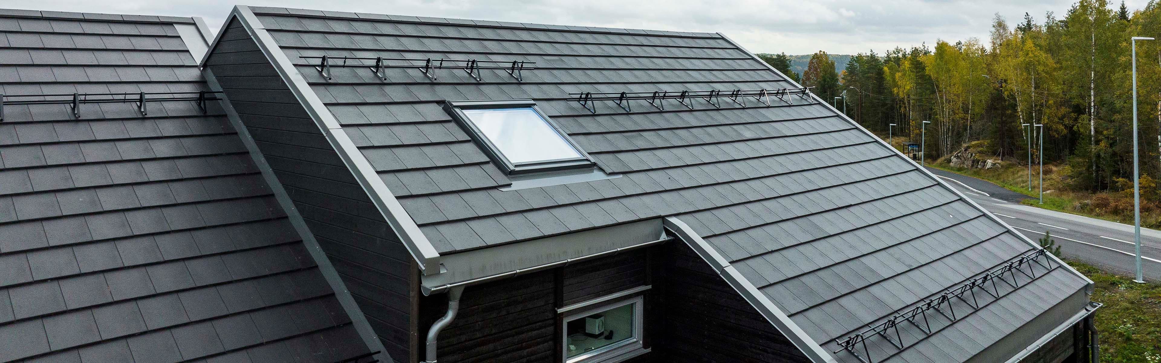 Tett tak med flate takstein og takvindu.