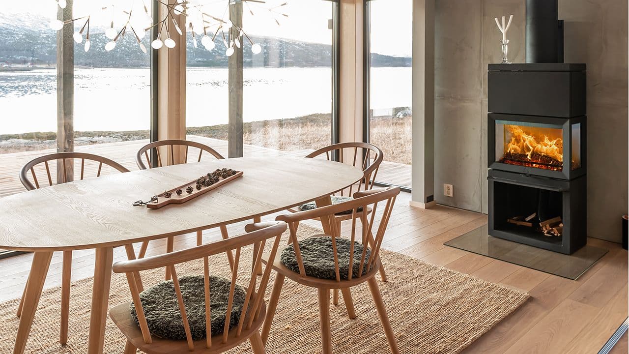 Hytte peis i spisestue.