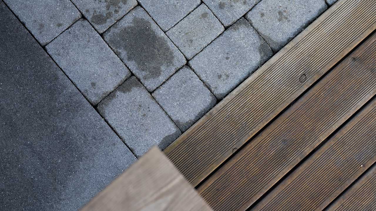 Nærbilde av terrassebord og belegningsstein.