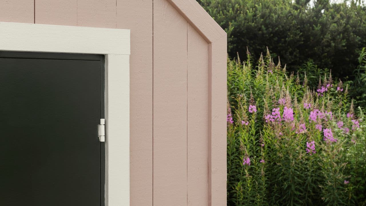 Hus malt med utendørsmaling JOTUN 0239 Mellomrosa, innramming i JOTUN 10784 Skyggehvit, dør i JOTUN 7658 Københavnergrøn.