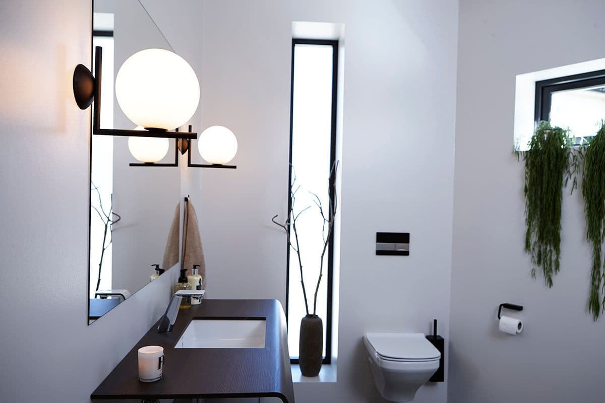 moderne bad med hvite, slette gipsvegger med våtromsmaling