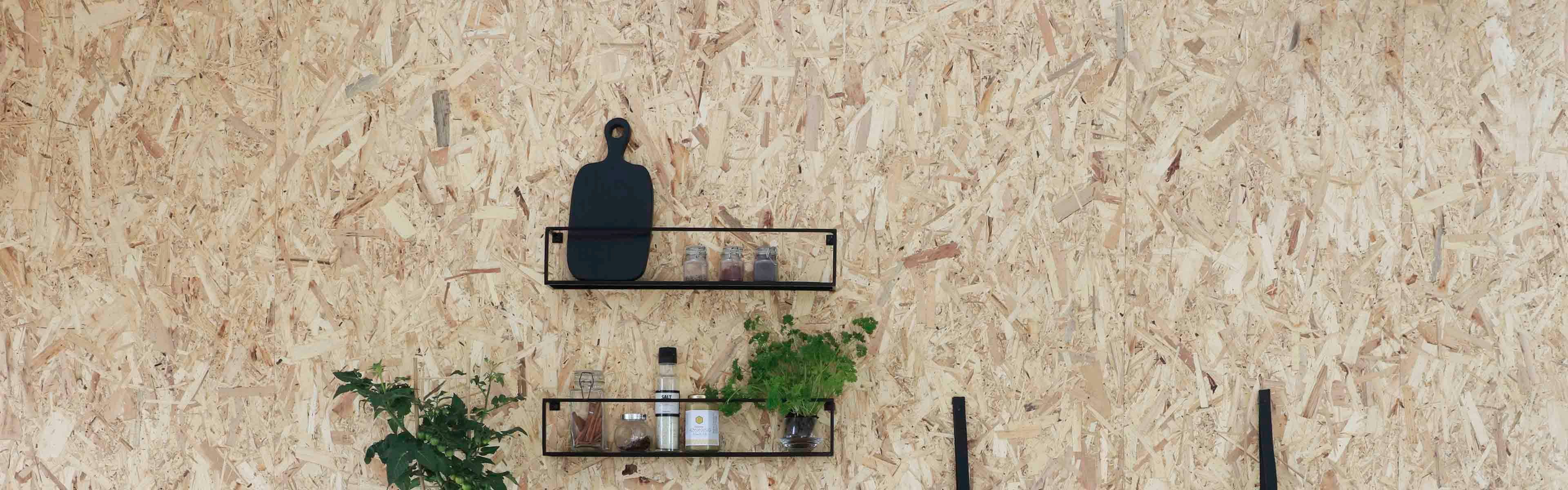 OSB trebasert veggplate hvor det er montert hyller.