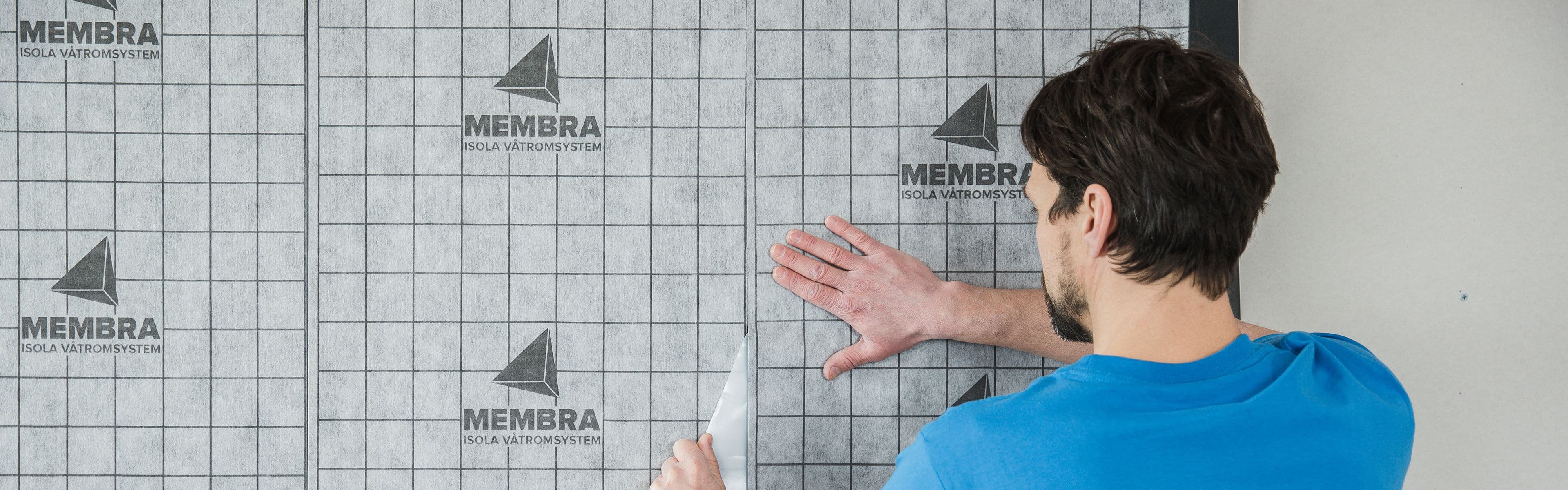 mann monterer Membra våtromssystem på et bad