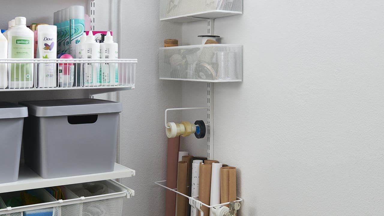 Oppbevaring bad i skap med hyller og skuffer.