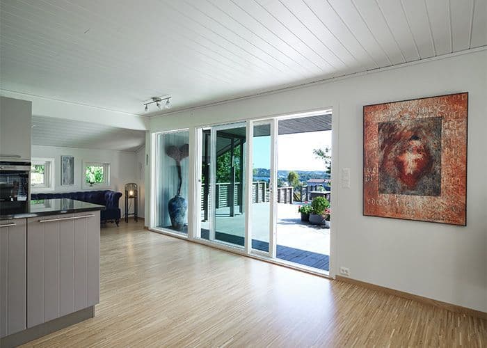 Smarte vinduer i åpen stue-kjøkken-løsning.