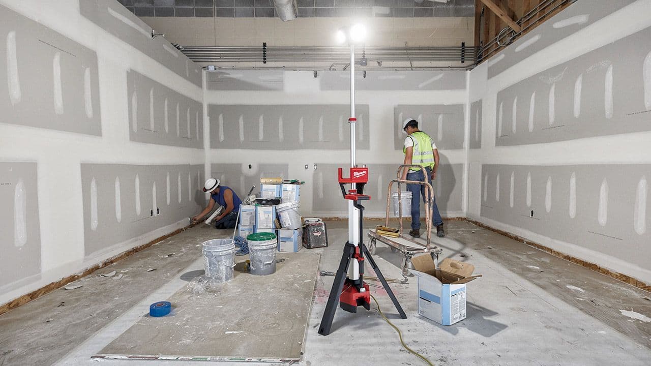 Kablet arbeidslampe på stativ.