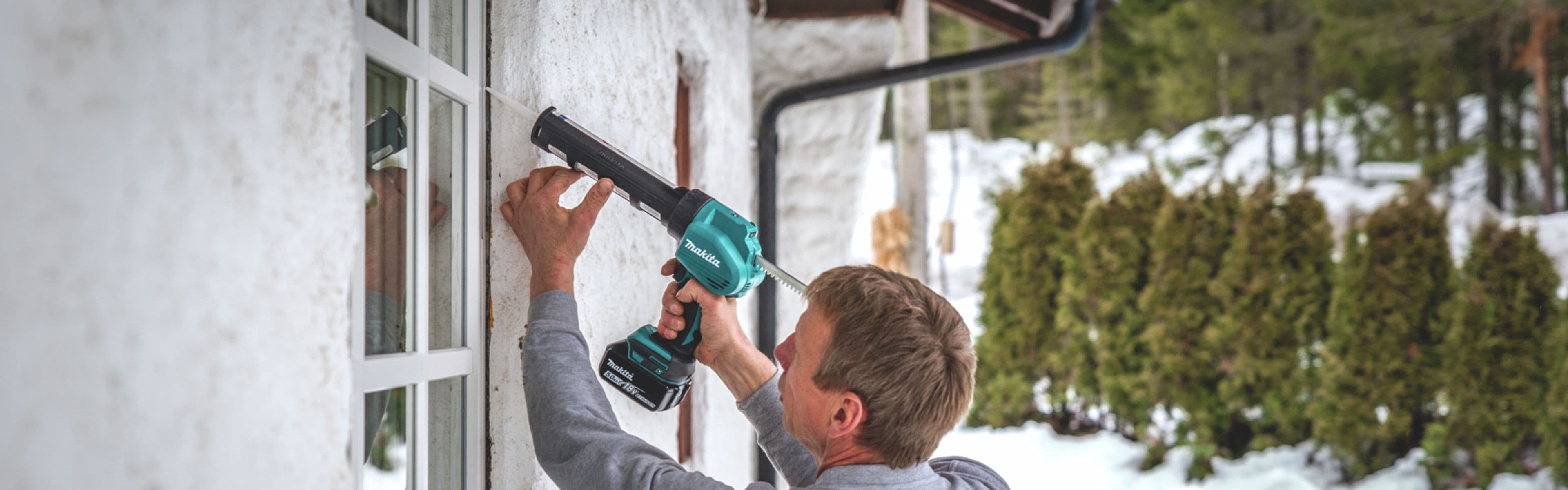 Mann som vedlikeholder vinduene.