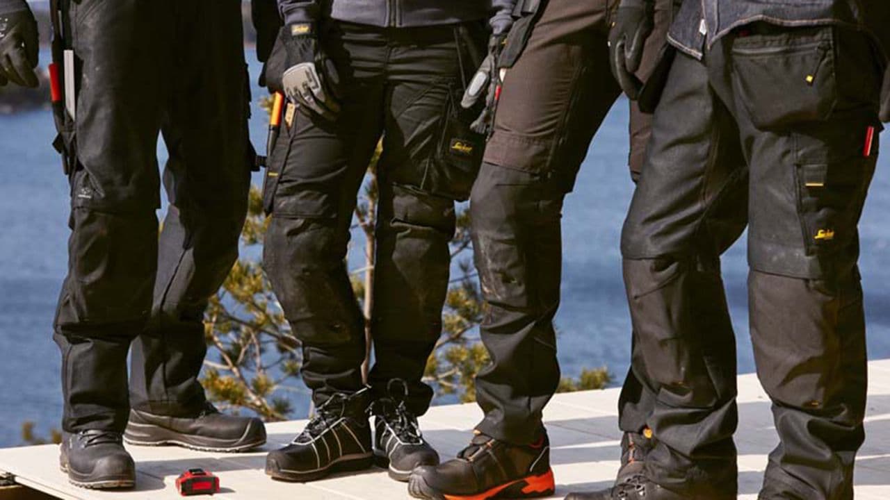 Nærbilde av forskjellige Snickers arbeidsbukser.