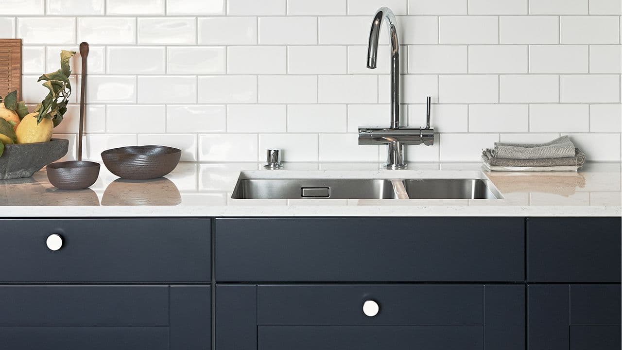 Detaljbilde av blått kjøkken med hvit benkeplate fra Drømmekjøkkenet.