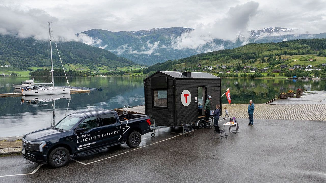 DNT sin minihytte plassert ved havet i Ulvik.