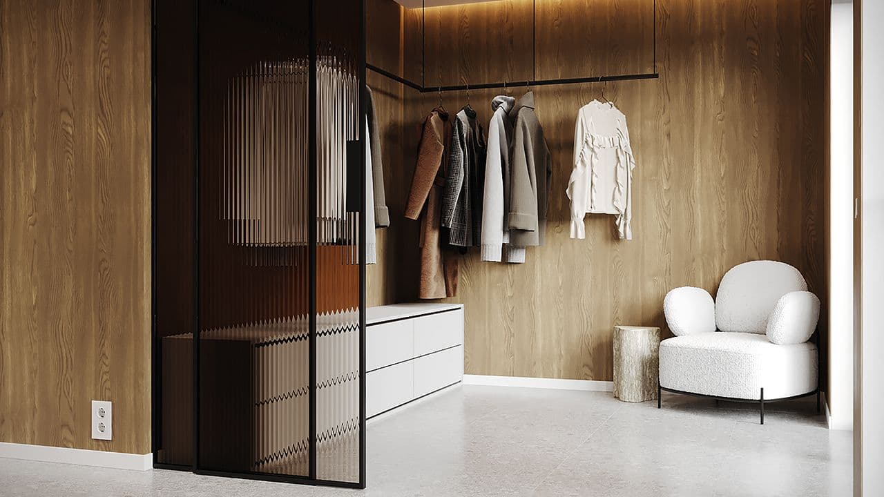 Veggplate i tre i garderobe.