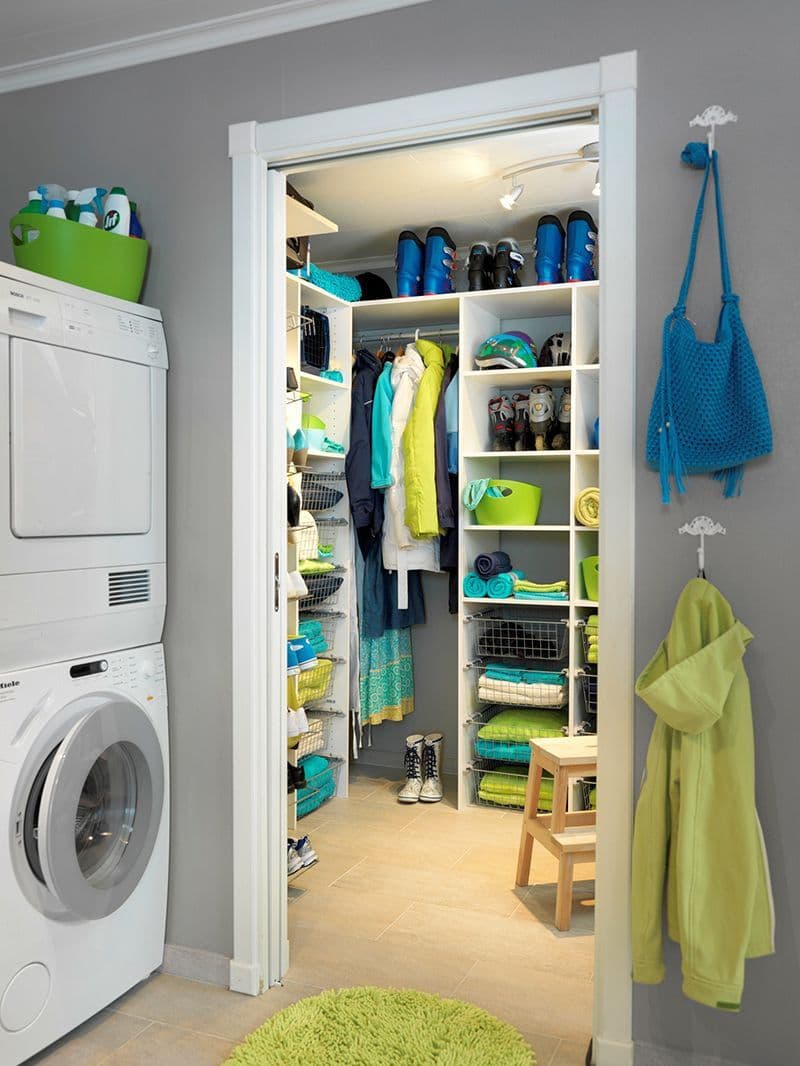 Vaskerom og bod med oppbevaring.