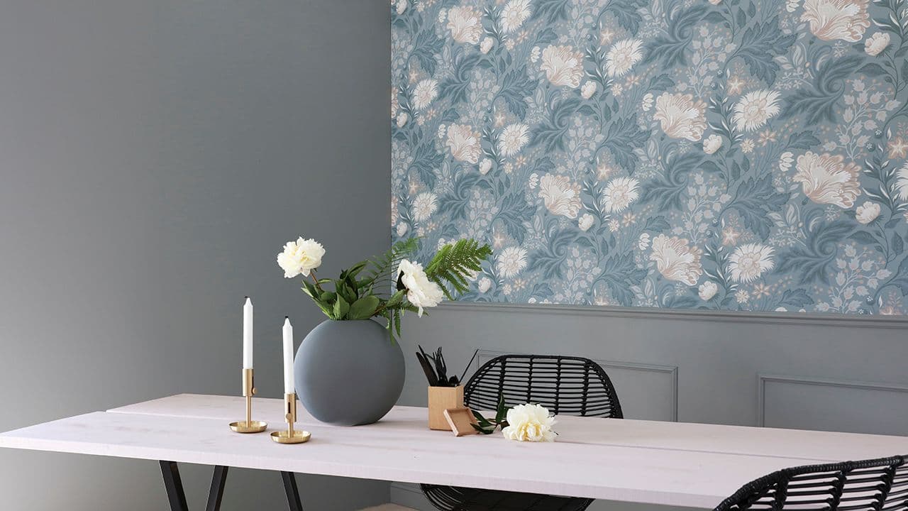 Walls2Paint tapetsert med Ava Indigo fra Sandberg i spisestue.